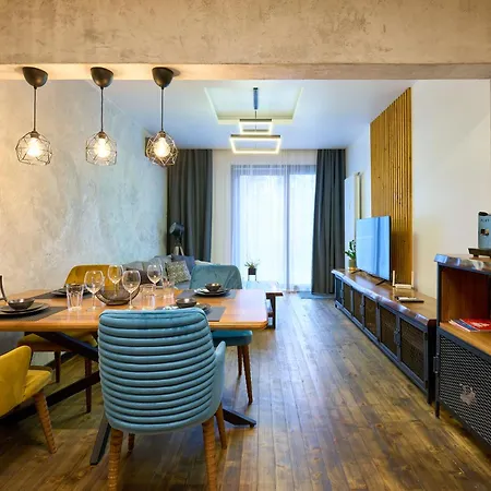 Luxury 2 Bedroom - Private Garden דירה *