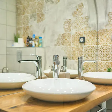Luxury 2 Bedroom - Private Garden דירה *