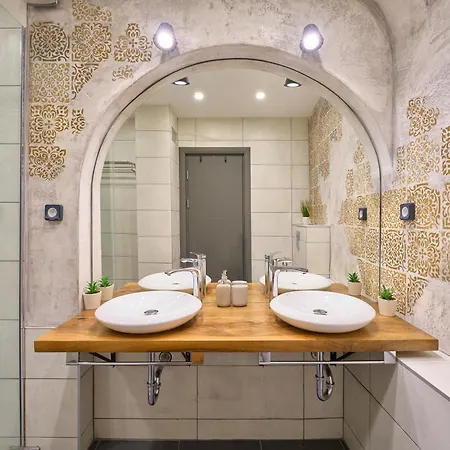 Luxury 2 Bedroom - Private Garden דירה סופיה