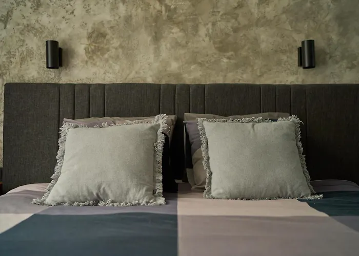 Luxury 2 Bedroom - Private Garden