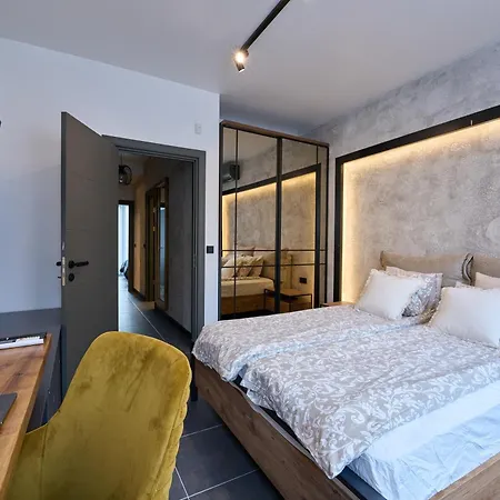 Apartment Luxury 2 Bedroom - Private Garden *