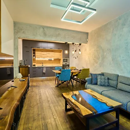 Luxury 2 Bedroom - Private Garden アパート