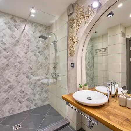 Apartment Luxury 2 Bedroom - Private Garden *