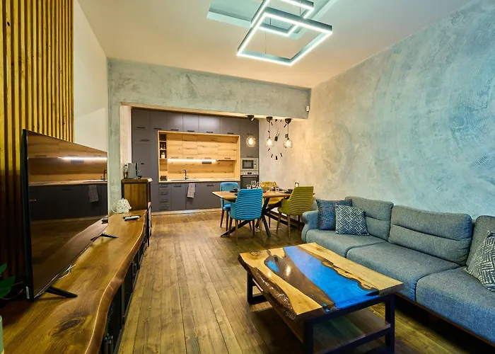 Luxury 2 Bedroom - Private Garden Apartmán