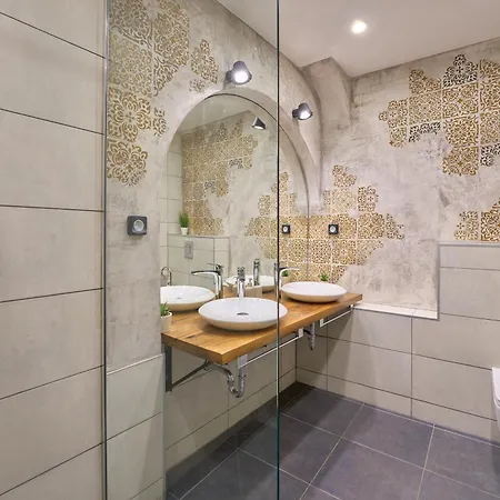 Luxury 2 Bedroom - Private Garden *